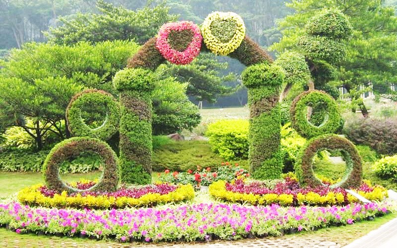 园林景观中的仿真植物雕塑